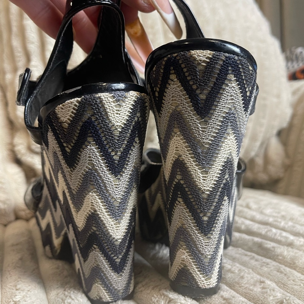 Madden Girl Black and Cream Zigzag Platform Sandals women’s size 9 - Picture 5 of 6